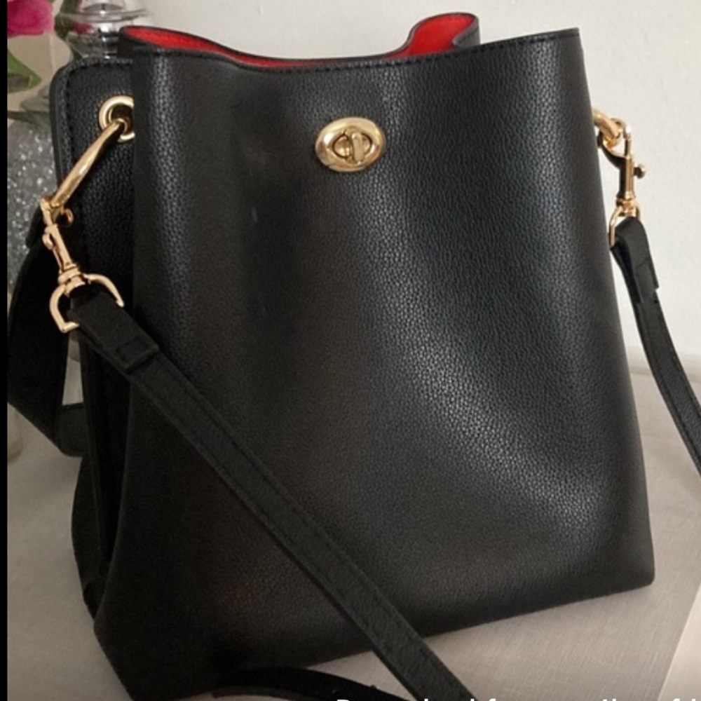 Vegan Turn lock bucket bag